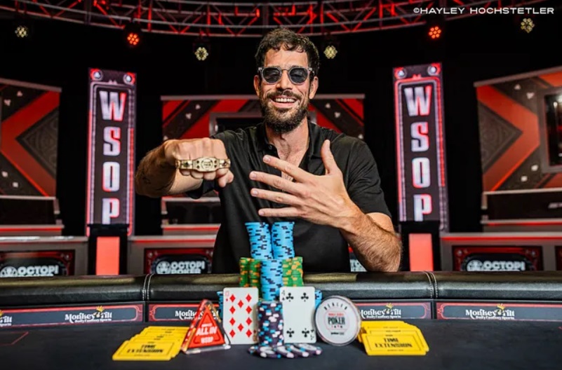 WSOP: Nick Schulman ötödik karkötőjét nyerte, egy játékoshoz kevesebb zseton került a kelleténél