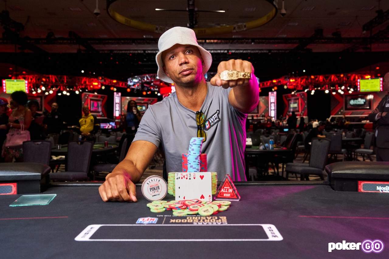 A király visszatért! Phil Ivey 10 év elteltével megnyerte 11. karkötőjét!